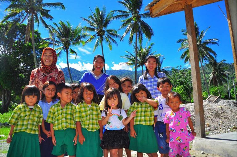 Guru dan anak TK Boladangko