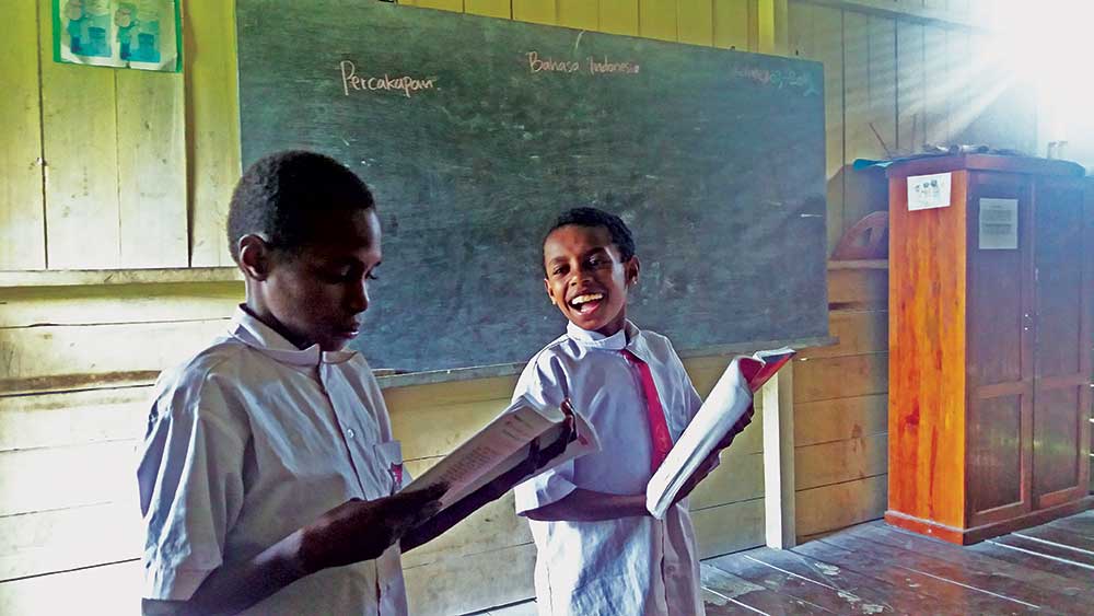 anak murid torere memakai seragam